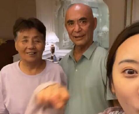 孫女帶爺爺奶奶旅游 出發前要先宣誓 以為搞笑看到最后卻哭了