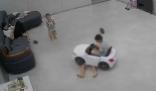 孩子躺游戲車前遭親戚家孩子碾壓 原因太出乎意料了  
