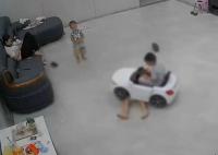 孩子躺游戲車前遭親戚家孩子碾壓 原因太出乎意料了  