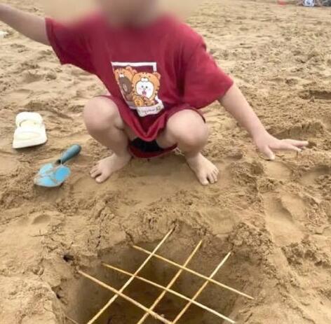 母親曬孩子在沙灘制竹簽陷阱引爭議 原因太出乎意料了
