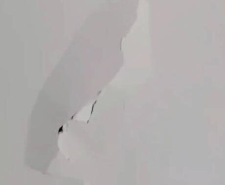小區居民樓墻體現裂痕 住戶連夜疏散 背后真相簡直驚呆了眾人