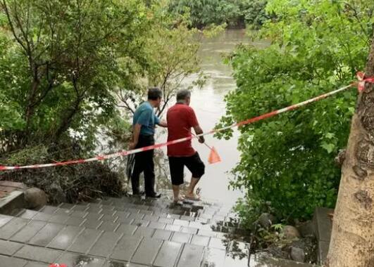 北京涼水河暴漲 仍有人越線撈魚 真相揭露真的令人大吃一驚