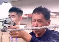 退役老人逛射擊館槍槍10環 連射5槍太厲害了