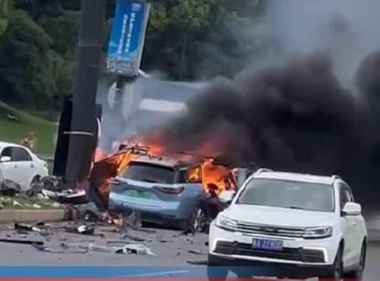 浙江警方通報蔚來汽車撞路柱起火 真相揭露真的令人大吃一驚