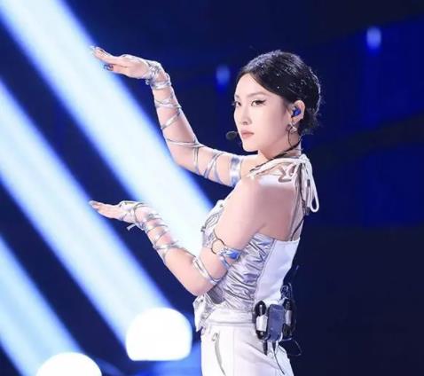 周恩洋白蛇獨特煙嗓演繹電子說唱