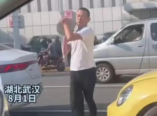 孕婦開車遭路怒男子強行別停砸車 行為暴躁實在是太嚇人