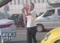 孕婦開車遭路怒男子強行別停砸車 行為暴躁實在是太嚇人