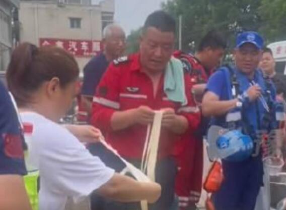 河南大哥涿州街頭4小時做13鍋燴面 原因太出乎意料了