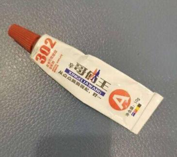 妻子誤拿302膠水當眼藥水給丈夫 原因太出乎意料了