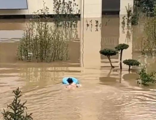 男子10次潛入洪水為救援隊開小區大門 背后真相太感人了
