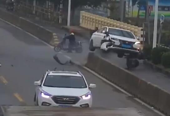 轎車從天而降電動車主被撞身亡 具體事件經過是什么?