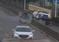 轎車從天而降電動車主被撞身亡 結果真的令人大吃一驚 