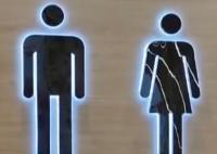 影院回應貼告示禁止男童入女廁 照片曝光直接讓人大呼意外