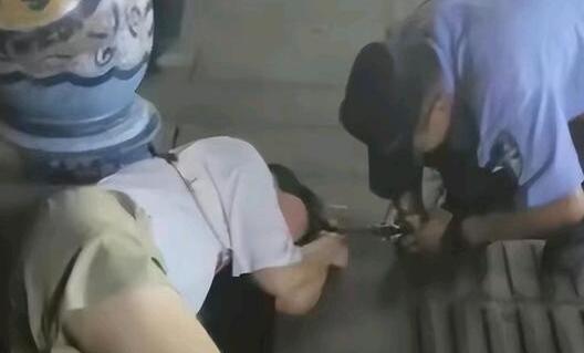 女孩疑因低價(jià)擺攤遭同行棍棒毆打 原因太出乎意料了