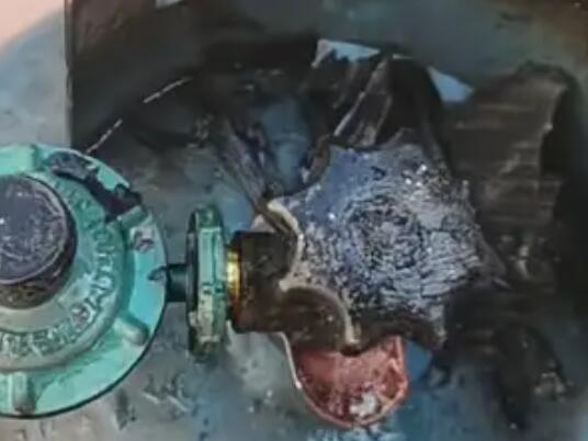 大爺用打火機(jī)檢查煤氣罐遇爆燃 為什么這么做原因是什么?