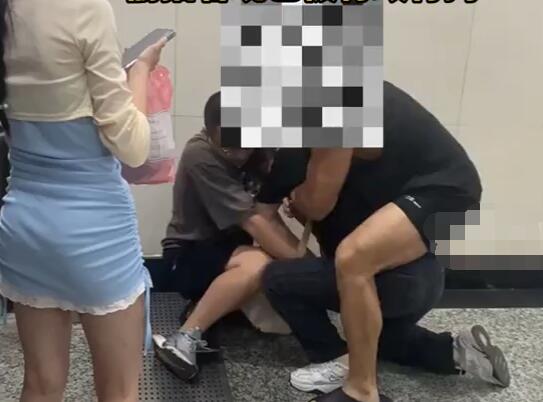 重慶一男子偷拍女生被市民控制 原因揭秘直接讓人傻眼了