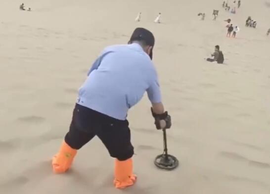 敦煌警察每年從沙漠挖百部手機(jī) 事件始末是什么?