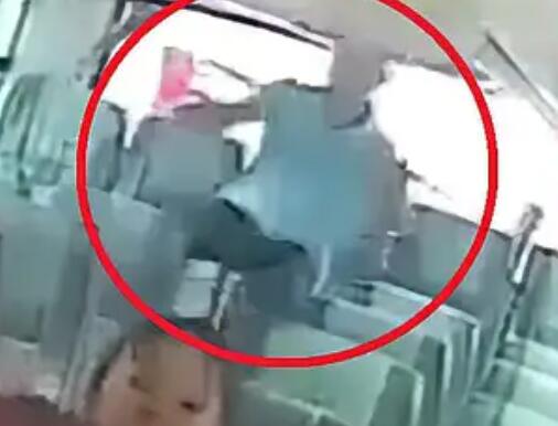 大爺坐大巴車被彈起6次 多處骨折 原因揭秘直接讓人傻眼了
