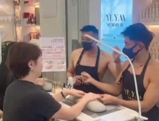 美甲店帥哥光膀子服務?老板回應 真相揭露真的令人大吃一驚