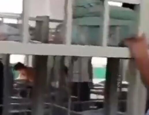 學校回應宿舍床鋪緊挨無縫隙 結果真的令人大吃一驚 