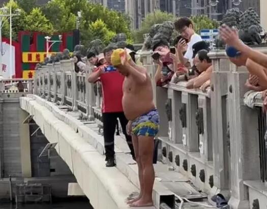 官方稱天津大爺跳水水域禁止游泳 事件始末是什么?
