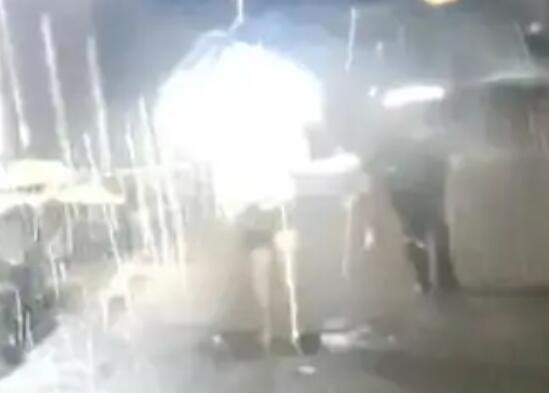 山洪來臨福州一村莊敲鑼通知撤離 照片曝光實(shí)在是太嚇人了  