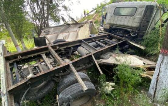 貨車爆胎側(cè)翻司機(jī)因貓丟了大哭 司機(jī)并無大礙只是陷入悲傷情緒