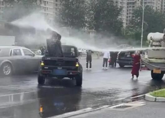 婚鬧天花板?新郎被灑水車(chē)噴水 噴水的是新郎的一位朋友