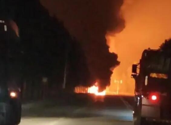 河北一油罐車爆炸 現(xiàn)場(chǎng)火光沖天 照片曝光實(shí)在是太嚇人了