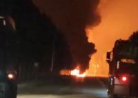 河北一油罐車爆炸 現場火光沖天 照片曝光實在是太嚇人了