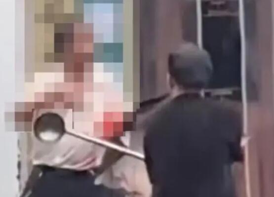 男子持刀傷人 鹵菜店店長拿大勺對峙 背后真相實(shí)在讓人驚愕