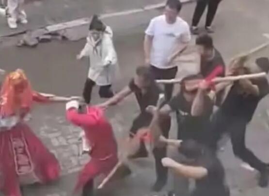 新郎接親被追打是習(xí)俗?當(dāng)?shù)乇僦{ 背后真相實(shí)在讓人驚愕