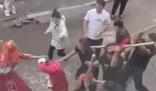 新郎接親被追打是習(xí)俗?當(dāng)?shù)乇僦{ 背后真相實(shí)在讓人驚愕