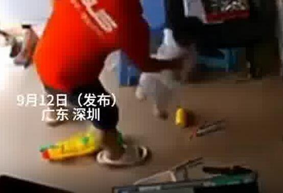 男子抱孩子玩耍時(shí)手機(jī)發(fā)生自燃 究竟是怎么回事？