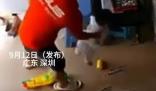 男子抱孩子玩耍時(shí)手機(jī)發(fā)生自燃 究竟是怎么回事？