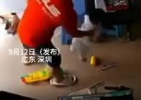 男子抱孩子玩耍時(shí)手機(jī)發(fā)生自燃 究竟是怎么回事？