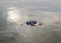 凌晨4點男子散步看手機失足墜海 原因竟是這樣太崩潰了