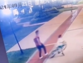 孩子在小區(qū)騎車被男子踹倒 究竟是怎么回事？