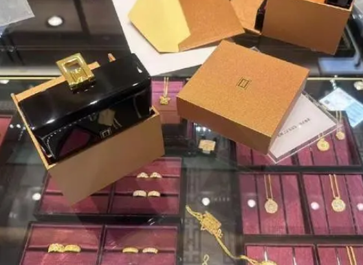一口價(jià)黃金打開(kāi)了溢價(jià)天花板 黃金價(jià)格2024最新消息