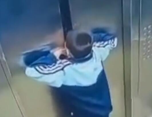 小孩因電梯故障被困徒手扒開門逃生 到底是什么情況？