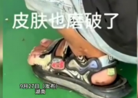 男孩穿不合腳涼鞋跑步 老師送新鞋 這雙鞋就像一道光