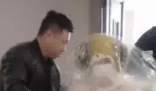 女子產(chǎn)后出院被老公套袋抬回家 把妻子全頭到腳套了個(gè)嚴(yán)實(shí)