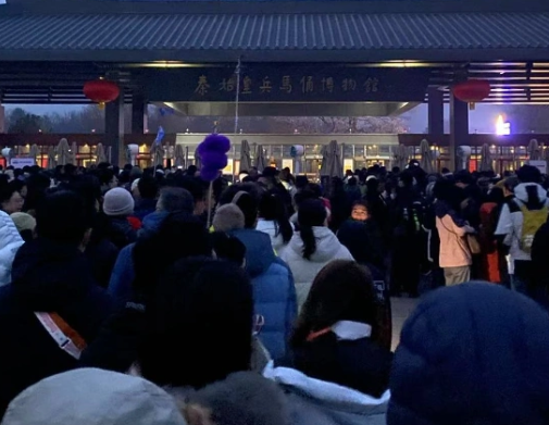 兵馬俑游客羽絨服的毛都擠出來了 究竟是怎么回事？