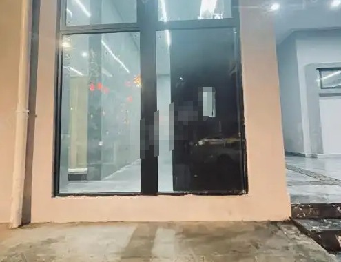重慶一女廁安裝透明落地窗 官方回應 這也太不合理了