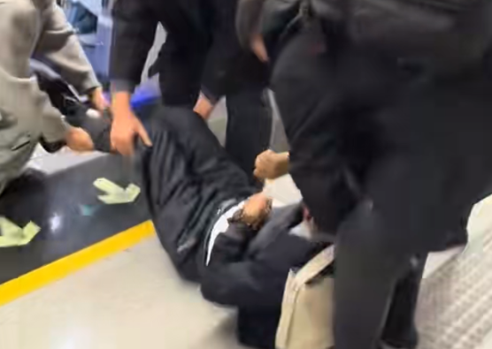 深圳一男子在地鐵暈倒 乘客接力相助 共同營造了溫暖和諧的乘車環(huán)境