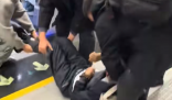 深圳一男子在地鐵暈倒 乘客接力相助 共同營造了溫暖和諧的乘車環(huán)境