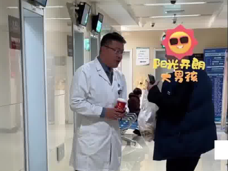 醫生下門診后向患者要了個肉夾饃 外地來的患者都給加號太感人