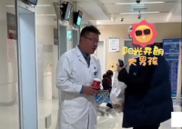 醫(yī)生下門診后向患者要了個(gè)肉夾饃 外地來的患者都給加號太感人