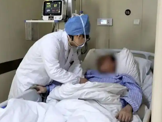 男子飯后肚子劇痛抽出牛奶血 原因竟是這樣太無奈了