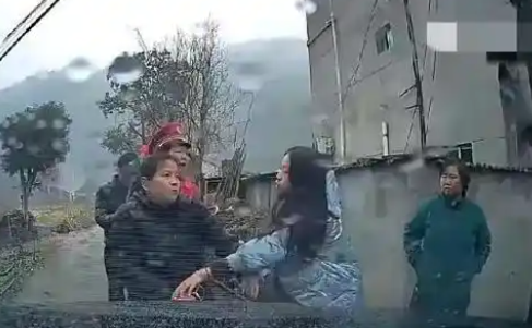 大媽強硬攔婚車 拿磚頭砸車頭 究竟是怎么回事？